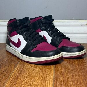 Air Jordan 1 Mid (Noble Red)